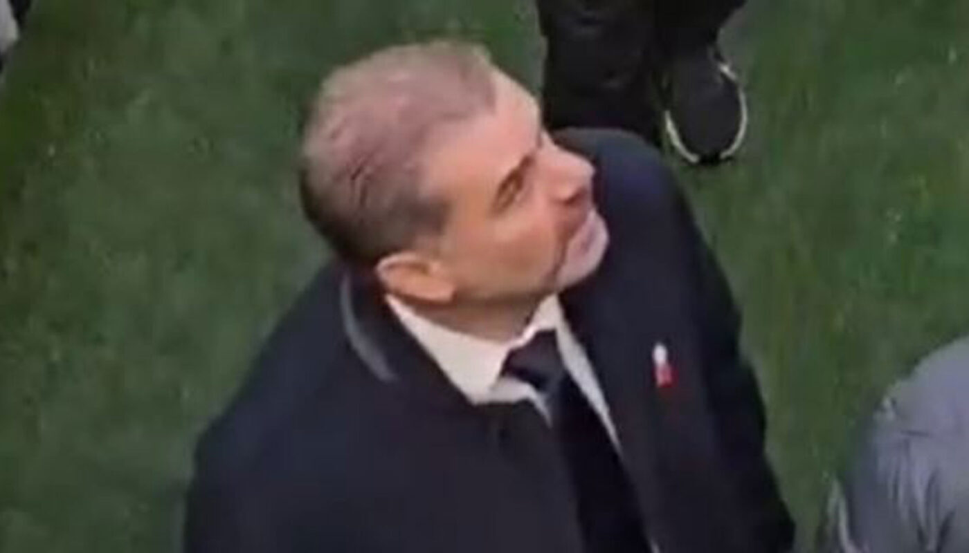 ange postecoglou semble regarder avec colere un fan de tottenham.jpg