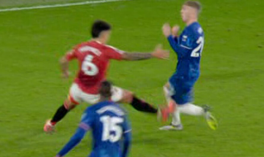 Les fans sont stupéfaits de voir Martinez échapper au carton rouge pour une « attaque brutale » sur Cole Palmer après un coup de genou lors de Man Utd vs Chelsea