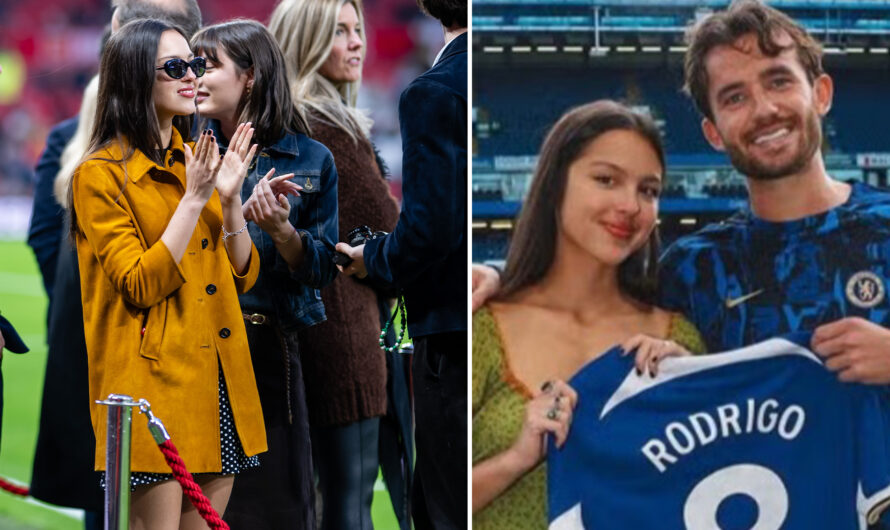 Olivia Rodrigo, traître », disent les fans de Chelsea après que le chanteur a paradé sur le terrain d’Old Trafford pour le match contre Man Utd.