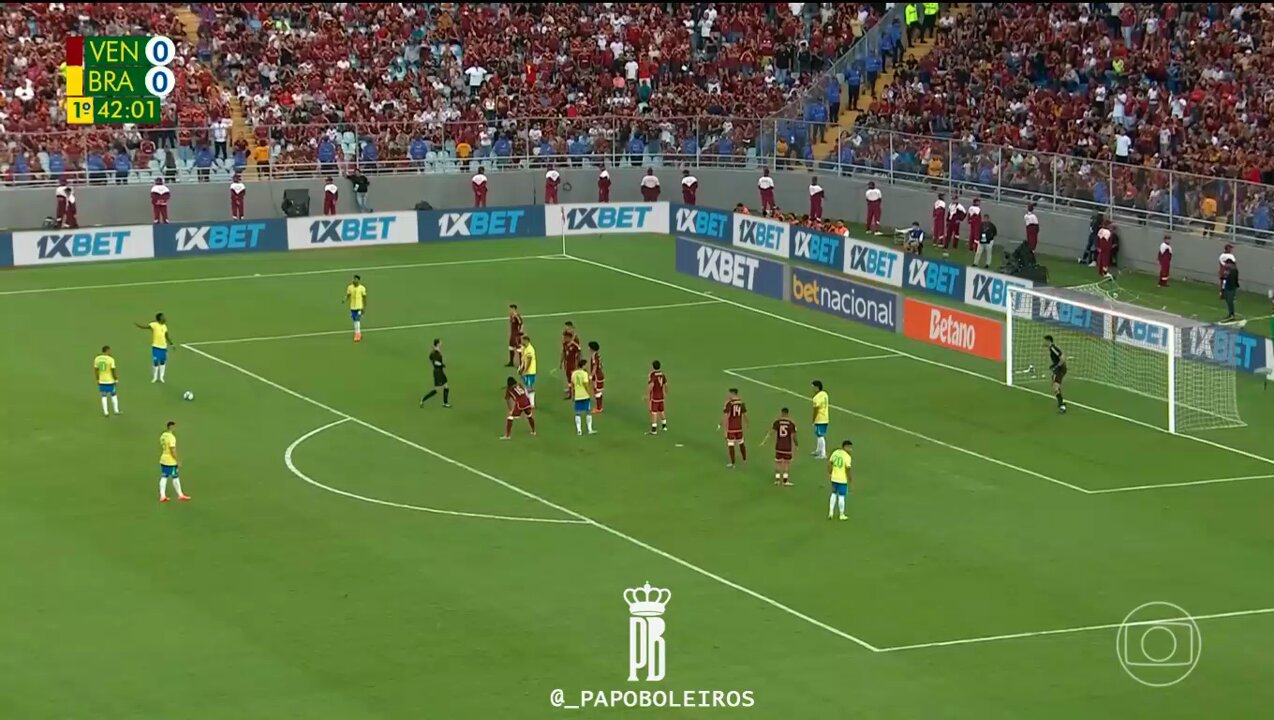 raphinha free kick.jpg