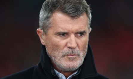 roy keane pris dans une confrontation houleuse avec un supporter.jpg