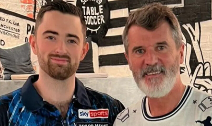 Roy Keane snobe Man Utd en choisissant le pull de Noël du club rival de Premier League en photo avec la star des fléchettes Luke Humphries