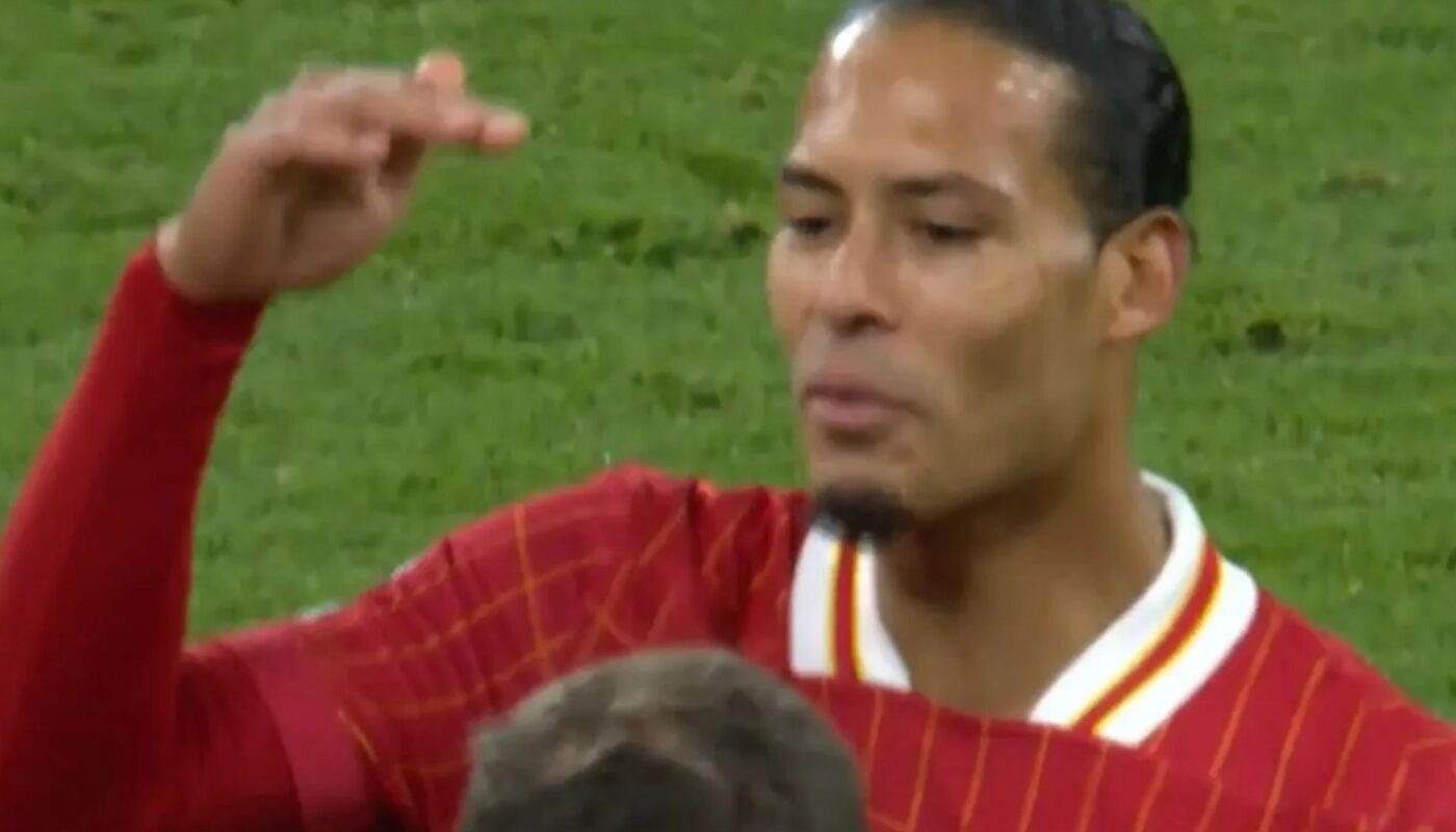 virgil van dijk surpris en train de troller son rival.jpg