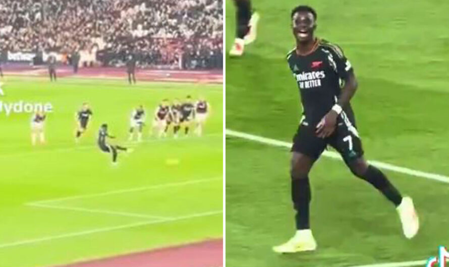 Bukayo Saka semble rire devant les visages des supporters de West Ham alors que les fans d’Arsenal disent « j’adore le nouvel arc des méchants »