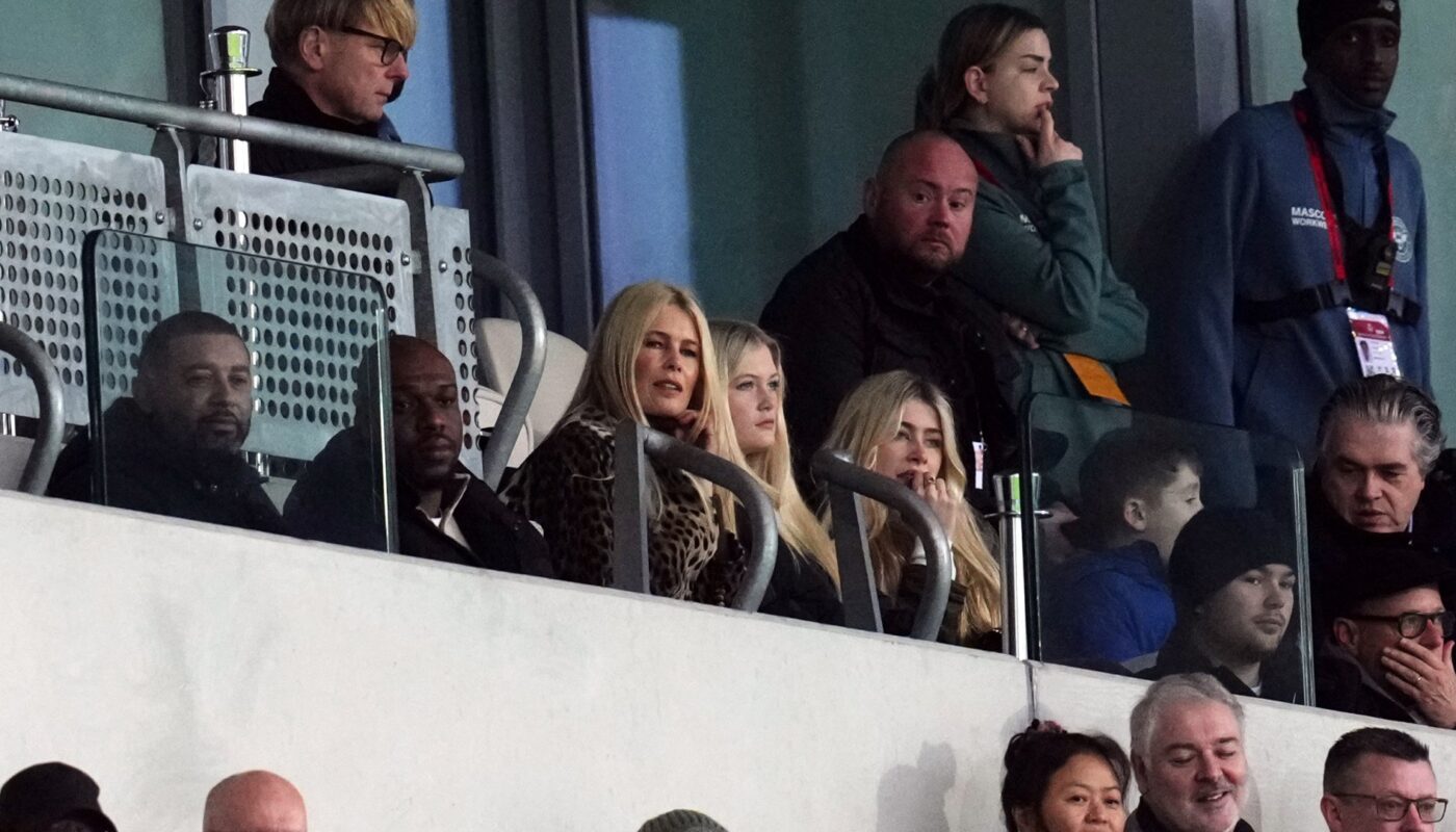 claudia schiffer apercue lors dun affrontement en premier league avec.jpg