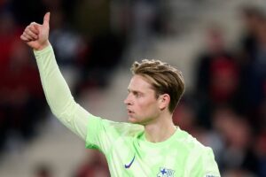 frenkie de jong thumps up.jpg