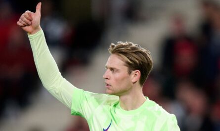 frenkie de jong thumps up.jpg