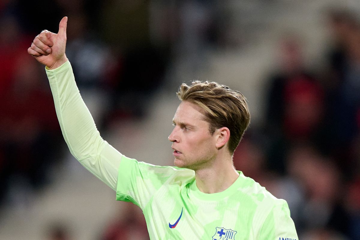 frenkie de jong thumps up.jpg