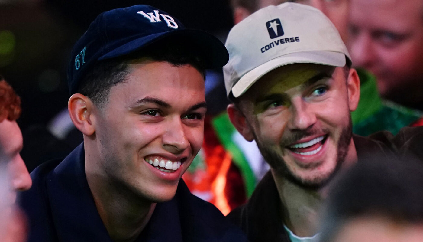 james maddison et brennan johnson sourient au championnat du monde.jpg