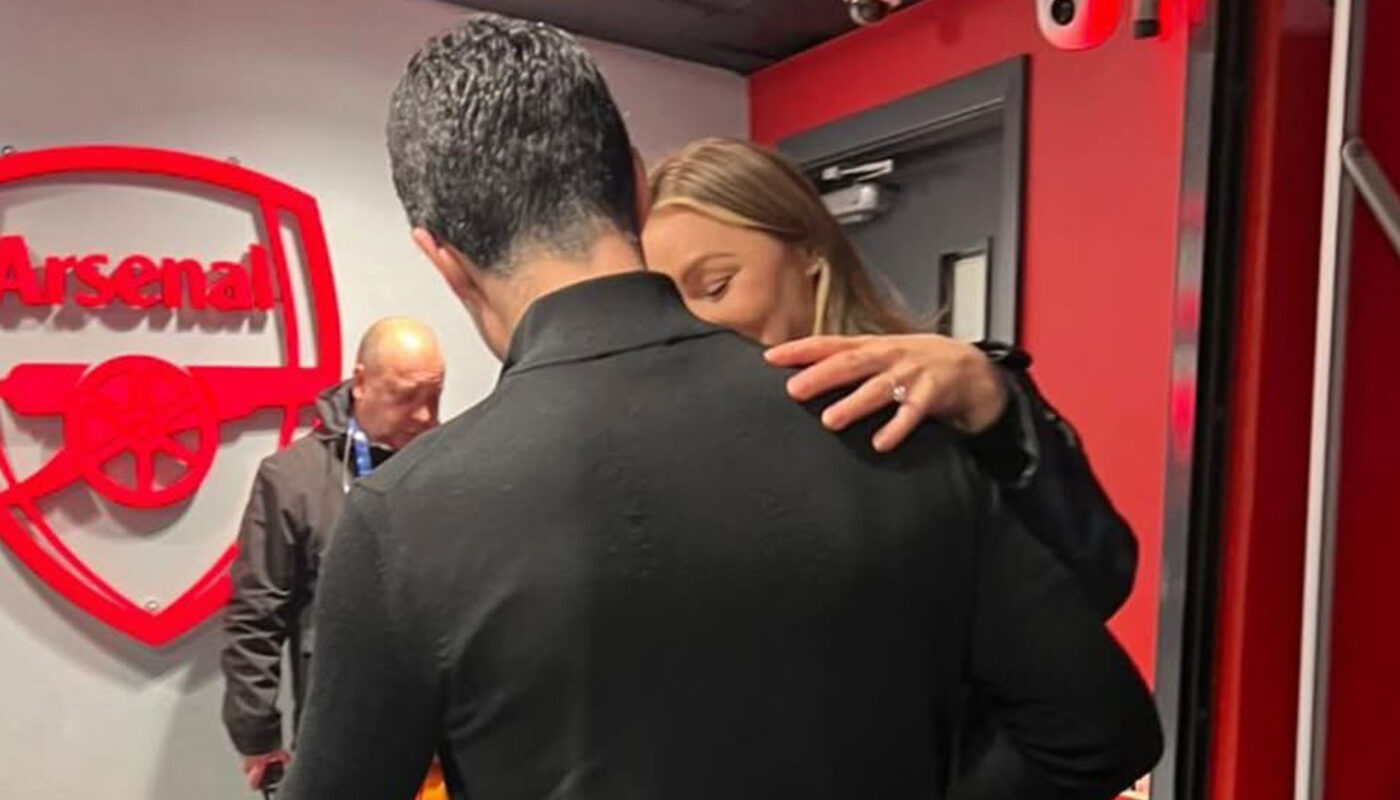 le patron darsenal mikel arteta surprend laura woods avec un.jpg