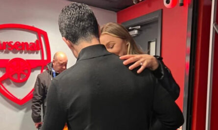 le patron darsenal mikel arteta surprend laura woods avec un.jpg