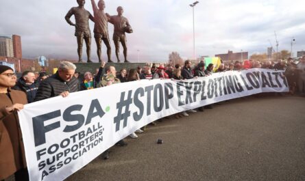 les fans de man utd lancent une manifestation grossiere contre.jpg