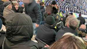 les supporters de chelsea escortes hors du stade tottenham hotspur.jpg