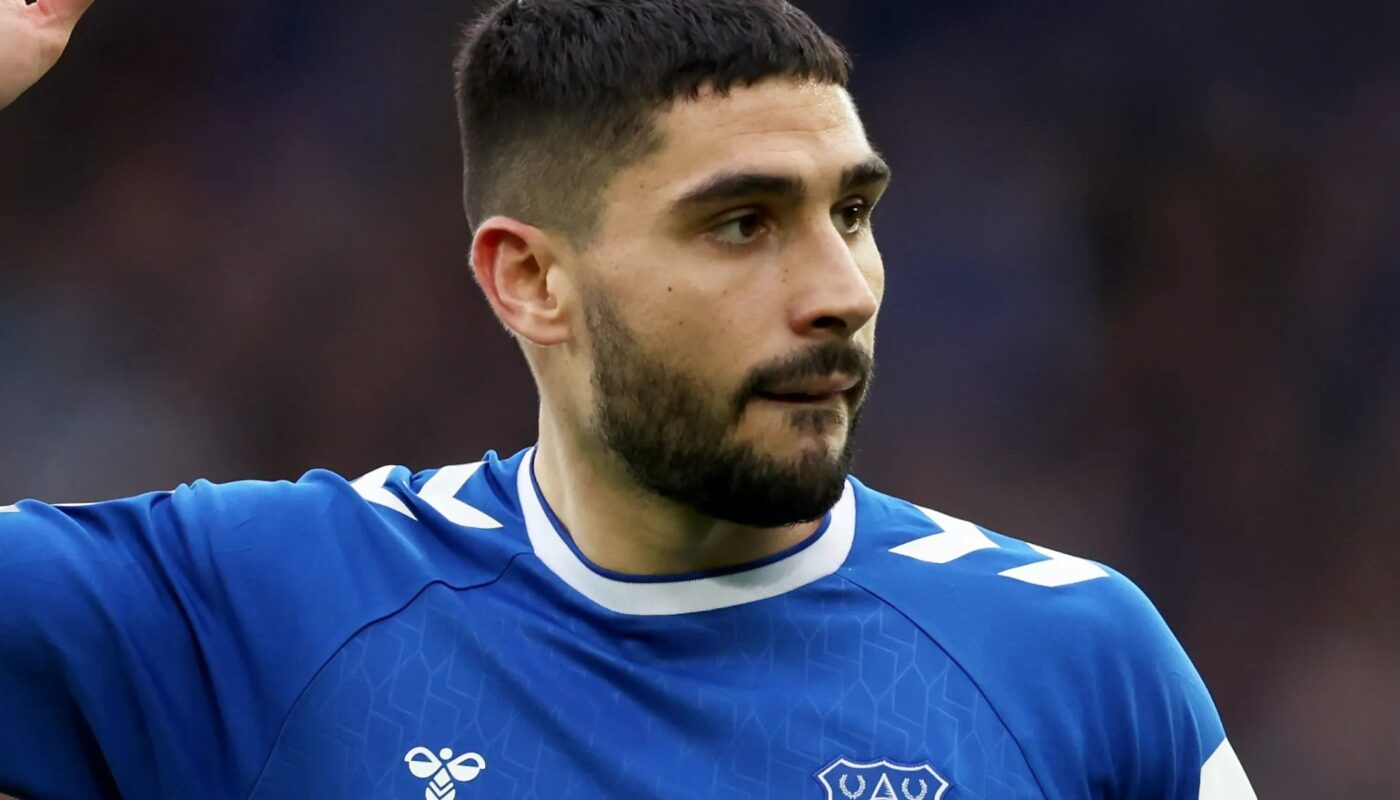 neal maupay choisit la violence avec une fouille.jpg