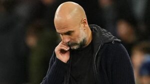 pep guardiola ne sort pas du vestiaire de man city.jpg