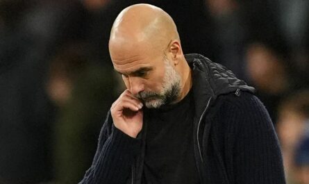 pep guardiola ne sort pas du vestiaire de man city.jpg