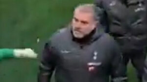 ange postcoglou donne a tottenham fan death stare dans une.jpg