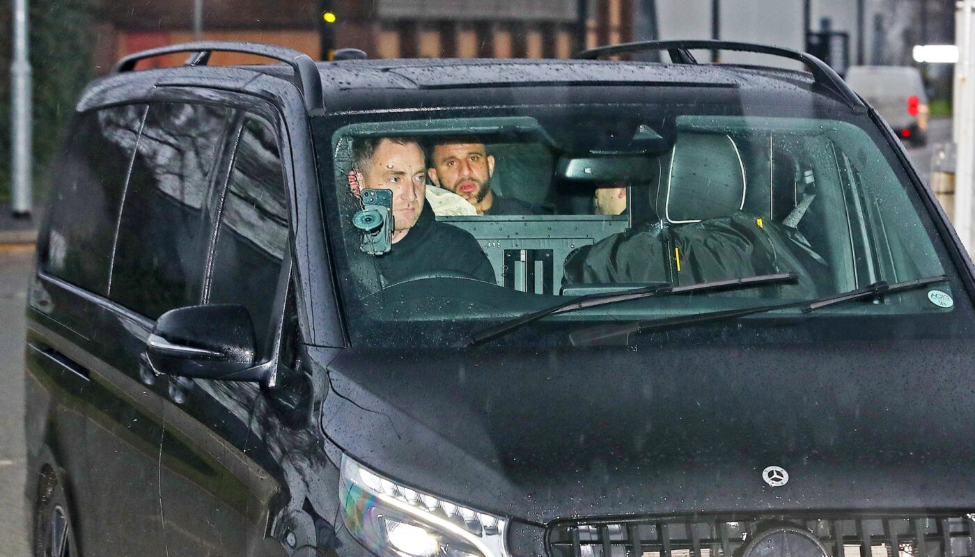 kyle walker arrive a laeroport de manchester pour finaliser son.jpg